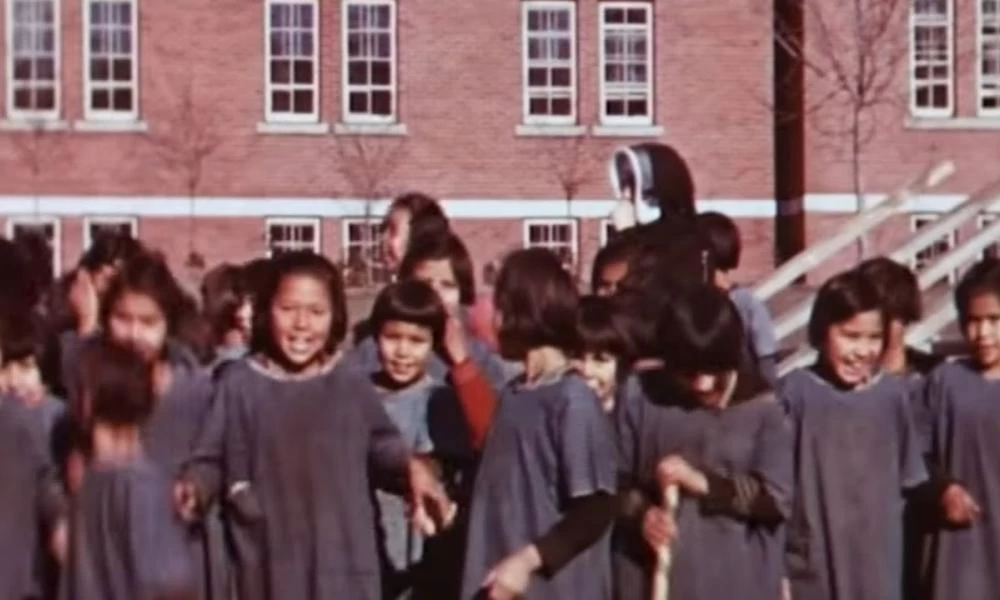 Μακάβρια ανακάλυψη στον Καναδά: Βρέθηκε ομαδικός τάφος με 215 παιδιά σε παλιό σχολείο